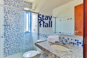 Villa | Bathroom | Shower, towels