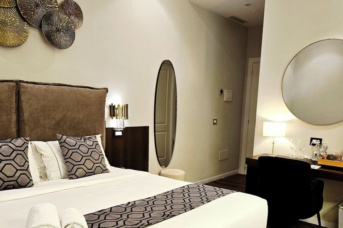 Suite Luxury, vista cortile | 1 camera, minibar, una cassaforte in camera, una scrivania