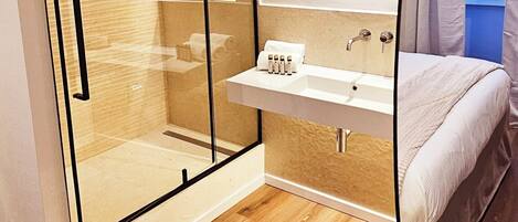 Quarto casal superluxo, vista para a cidade | Frigobar, cofres nos quartos, escrivaninha