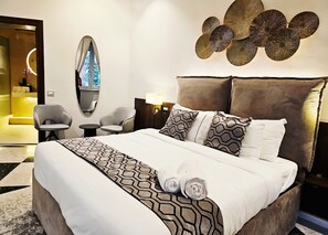 ميني بار وخزنة داخل الغرفة ومكتب ومساحة عمل للكمبيوتر المحمول