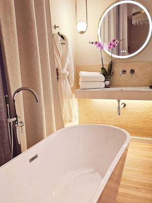 Suite Luxury, vista cortile | Bagno | Asciugacapelli, accappatoio, asciugamani, sapone