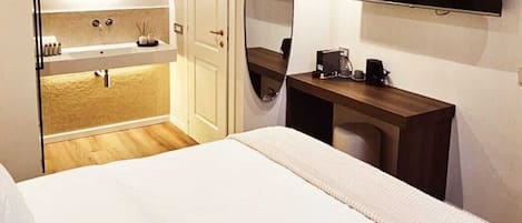 Quarto casal superluxo, vista para a cidade | 1 quarto, frigobar, cofres nos quartos, escrivaninha