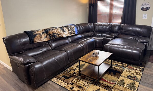 Living area - FeudLine Lodging - Hatfield-McCoy - Downtown Matewan - Large Groups (Matewan)