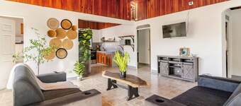 5-bedroom house, Private Pool, minutes to the Beach-WiFi, AC. Walk to restaurant