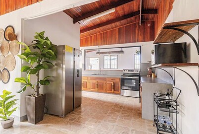 5-bedroom house, Private Pool, minutes to the Beach-WiFi, AC. Walk to restaurant