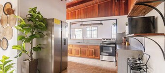 5-bedroom house, Private Pool, minutes to the Beach-WiFi, AC. Walk to restaurant