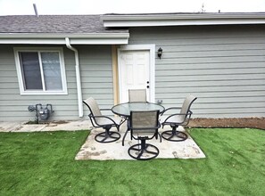 Outdoor dining - Charming Newly Remodeled 3-Bed, 2 bath Denver Home with WiFi & AC (Denver)