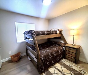 3 bedrooms, iron/ironing board, WiFi, bed sheets