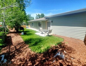 Outdoor dining - Charming Newly Remodeled 3-Bed, 2 bath Denver Home with WiFi & AC (Denver)
