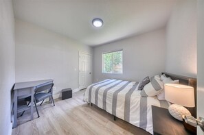 3 quartos, ferros/tábuas de passar roupa, Wi-Fi, roupa de cama