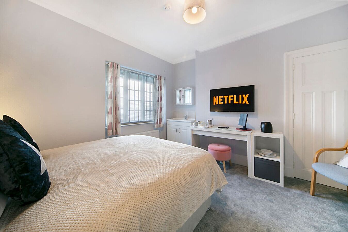 7 soverom, skrivebord, strykejern/-brett og reiseseng for barn