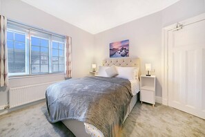 7 室のベッドルーム、デスク、アイロン / アイロン台、旅行用ベビーベッド