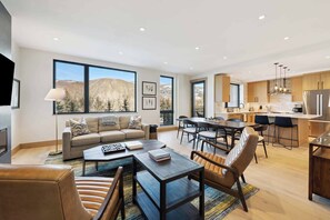 Smart TV, fireplace - One Riverfront Condo 203 (Avon)