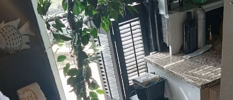 Mikrobølgeovn, ovn, oppvaskmaskin og kjøkkenutstyr