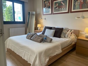 2 bedrooms, iron/ironing board, travel cot, free WiFi