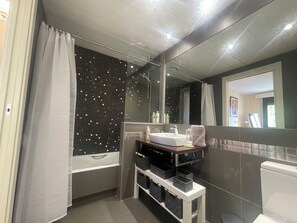 Shower, hair dryer, bidet, towels