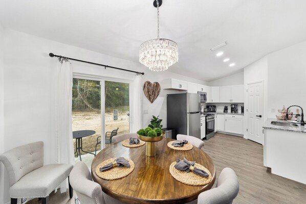 Dining - Ocala Equestrian Retreat! Charming 3-bedroom house close to WEC & HITS! (Ocala)