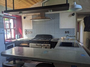 Chaise haute, batterie de cuisine, vaisselle et ustensiles