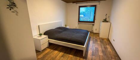 3 habitaciones, escritorio, tabla de planchar con plancha y wifi