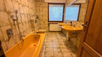 Doccia, asciugamani, carta igienica