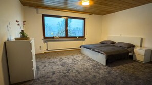 3 bedrooms, desk, iron/ironing board, WiFi