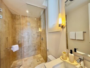 مجففات شعر، مناشف، صابون، ورق حمّام