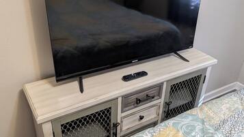 2 bedrooms, desk, WiFi (free), bed sheets