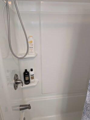 Douche, sèche-cheveux, serviettes fournies, savon