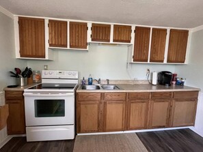 Fridge, microwave, oven, stovetop - Cozy Pet-Friendly Cottage in Russells Point- Comfy Beds and Quiet Neighborhood (Russells Point)