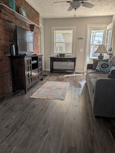 Cozy Pet-Friendly Cottage in Russells Point- Comfy Beds and Quiet Neighborhood
