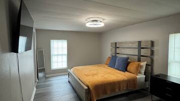 3 bedrooms, in-room safe, desk, iron/ironing board