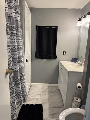 Sèche-cheveux, serviettes fournies, savon, shampoing