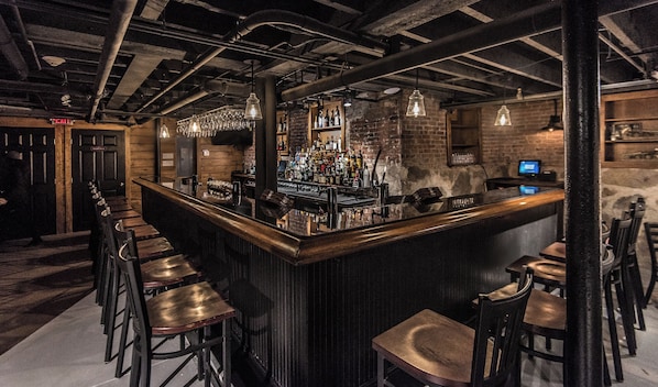 2 bars/lounges