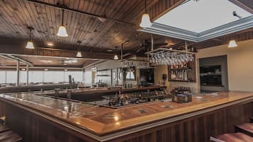 2 bars/lounges