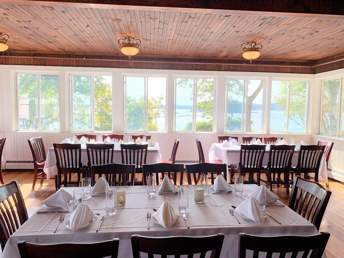 2 restaurants, lunch, dinner served; American cuisine 