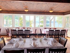 2 か所のレストラン、ランチ、ディナーに営業 (アメリカ料理)