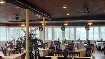 2 restaurants, lunch, dinner served; American cuisine