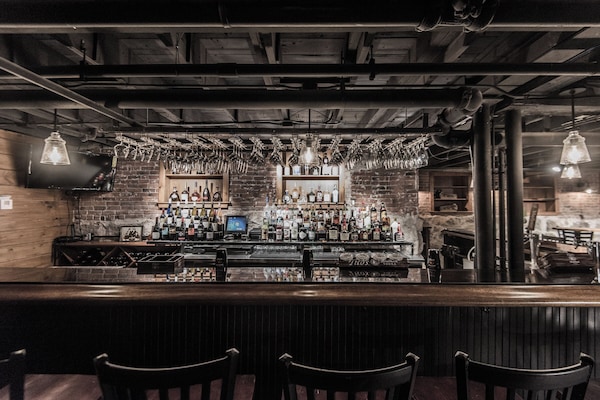 2 bars/lounges