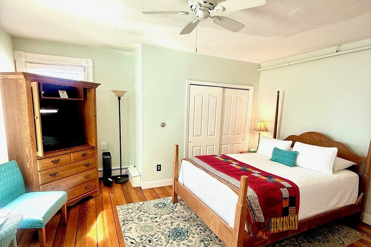Iron/ironing board, free WiFi, bed sheets