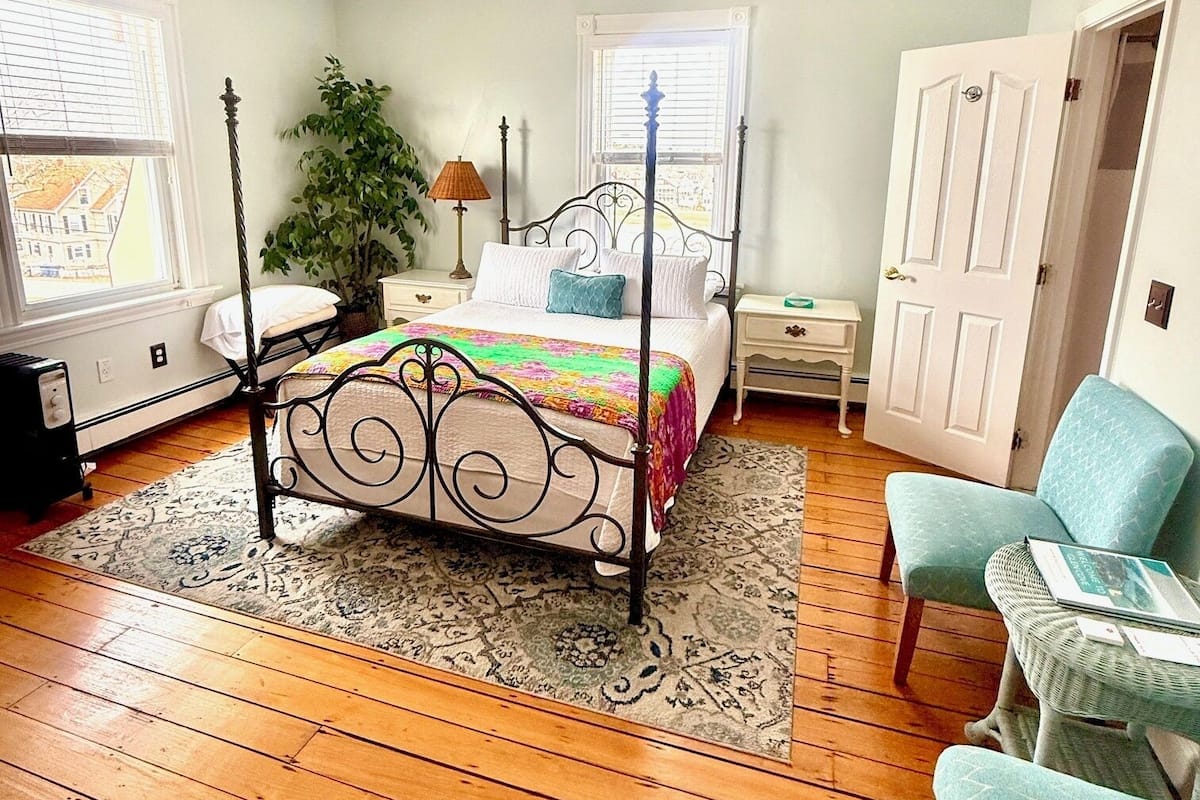 Iron/ironing board, free WiFi, bed sheets