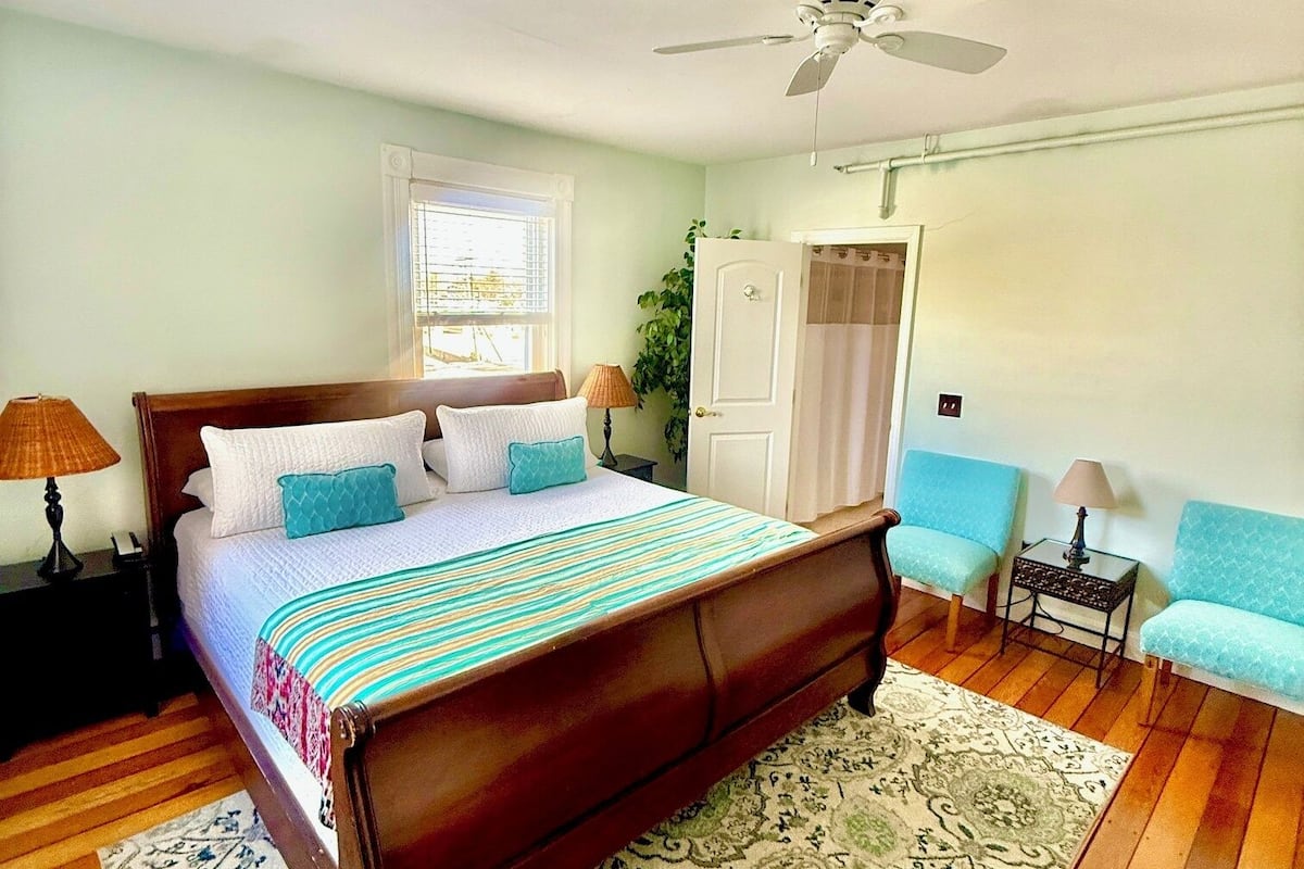 Iron/ironing board, free WiFi, bed sheets
