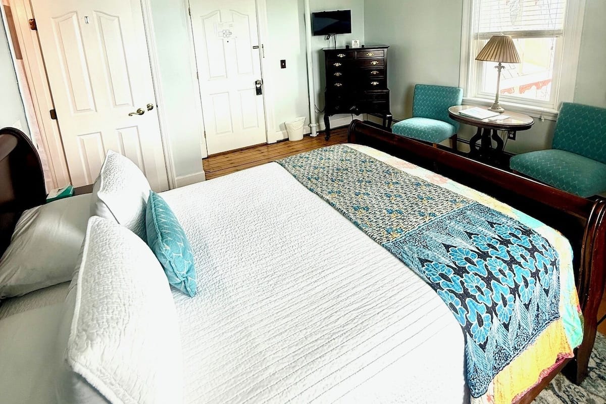 Iron/ironing board, free WiFi, bed sheets