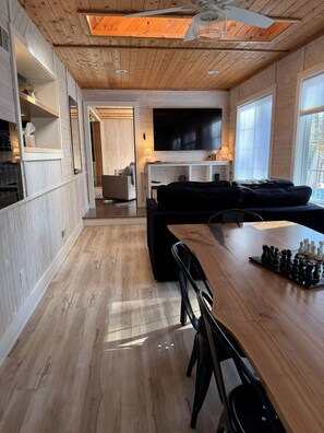 تلفزيون ذكي، مدفأة، كرة قدم الطاولة، كُتُب