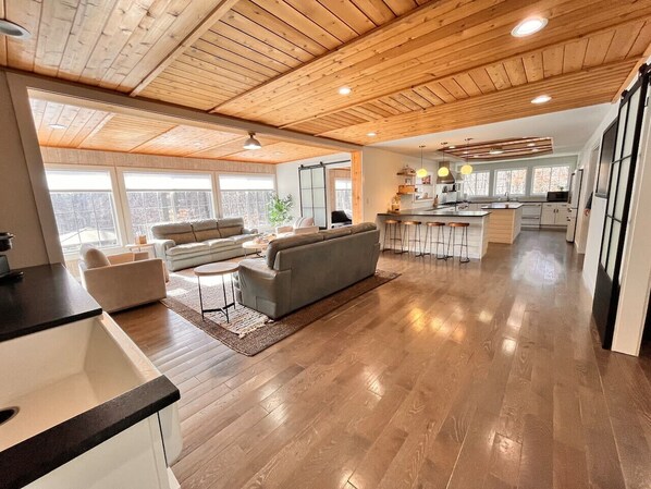 智能電視、壁爐、足球機、書籍