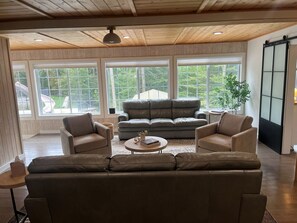 Smart-tv, pejs, bordfodbold, bøger