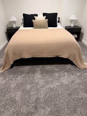 6 bedrooms, desk, iron/ironing board, travel cot