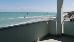 A balcony with a view of the beach and ocean. - Almyrà House_ Costa dei Trabocchi (Abruzzo)