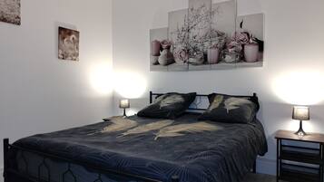 3 bedrooms, desk, iron/ironing board, free WiFi