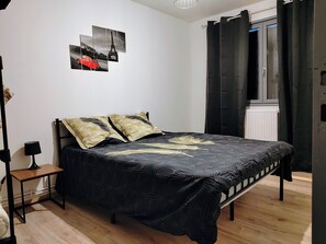 3 bedrooms, desk, iron/ironing board, free WiFi