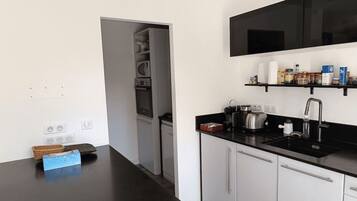 Een koelkast, een microgolfoven, een oven, een vaatwasser